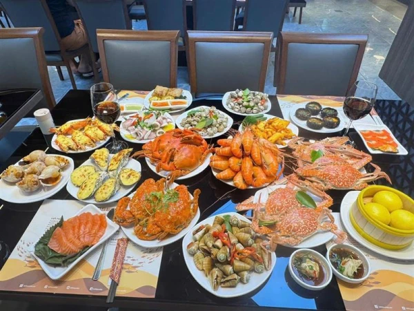 ✨ PHỐ LÊN ĐÈN – POSEIDON VINCOM LÊ THÁNH TÔN LÊN ĐỒ! ✨