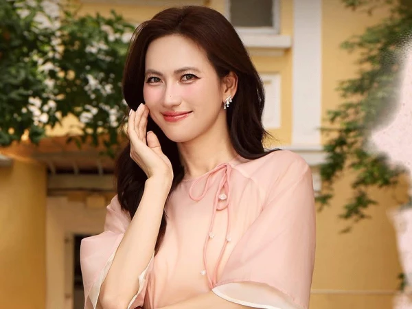 Trong BST Diên Hoa, họa tiết hoa Linh Lan được Lamer lựa chọn như một hình ảnh mở đầu cho câu chuyện mùa xuân.