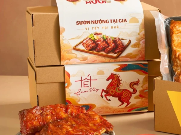 Tết bận rộn mà muốn có món lạ đổi vị cho mâm cỗ thì mẹ chọn 🍖 Sườn Nướng Tại Gia Sườn Mười là hợp lý nhất luôn. Sườn được tẩm ướp theo công thức riêng, thịt mềm, mọng nước, ăn ngon chẳng khác gì ngoài hàng. 😍