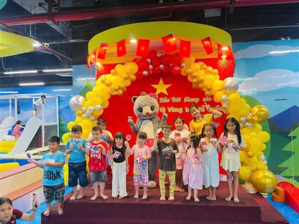 FUNNY KIDS BÉ LÀM TRANH CHÀO MỪNG NGÀY 2 - 9