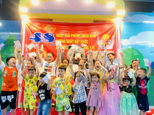 FUNNY KIDS  Mừng ngày kỷ niệm 49 năm Giải phóng miền Nam, thống nhất đất nước, Funny Kids rộn ràng cờ hoa và tổ chức loạt chương trình vui chơi cho bé