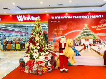 Trong đêm Noel, Vincom+ Thái Hòa dành tặng hàng ngàn phần quà hấp dẫn và bất ngờ cho Quý Khách hàng