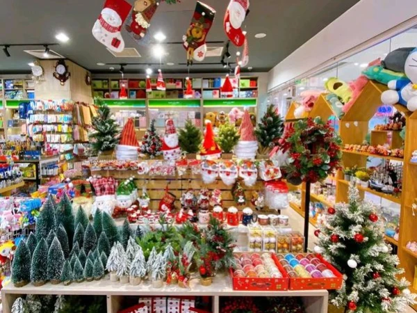 CHRISTMAS IS COMING TO PHƯƠNG NAM BOOKSTORE.