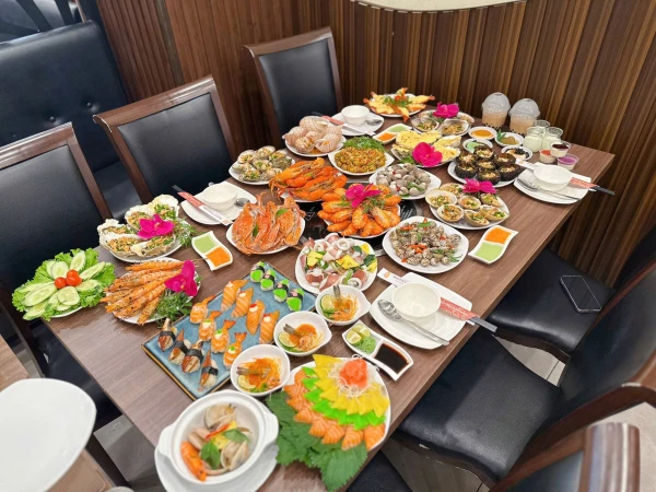 MỜI ĐOÀN NHÀ MÌNH DI CHUYỂN LÊN POSEIDON VINCOM PLAZA LÊ THÁNH TÔN ĂN HẢI SẢN THẢ GA THÔI NÀO!