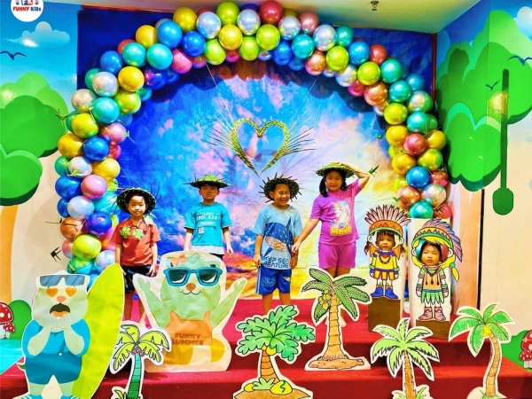 Funny Kids chào hè 2024 với chủ đề lễ hội Aloha nhiều màu sắc.