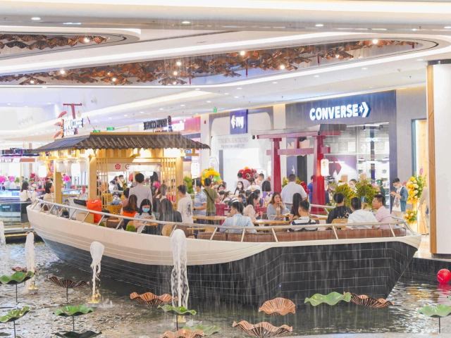 Hàng ngàn người háo hức trải nghiệm tại TTTM “thế hệ mới” Vincom Mega Mall Smart City ngày khai trương
