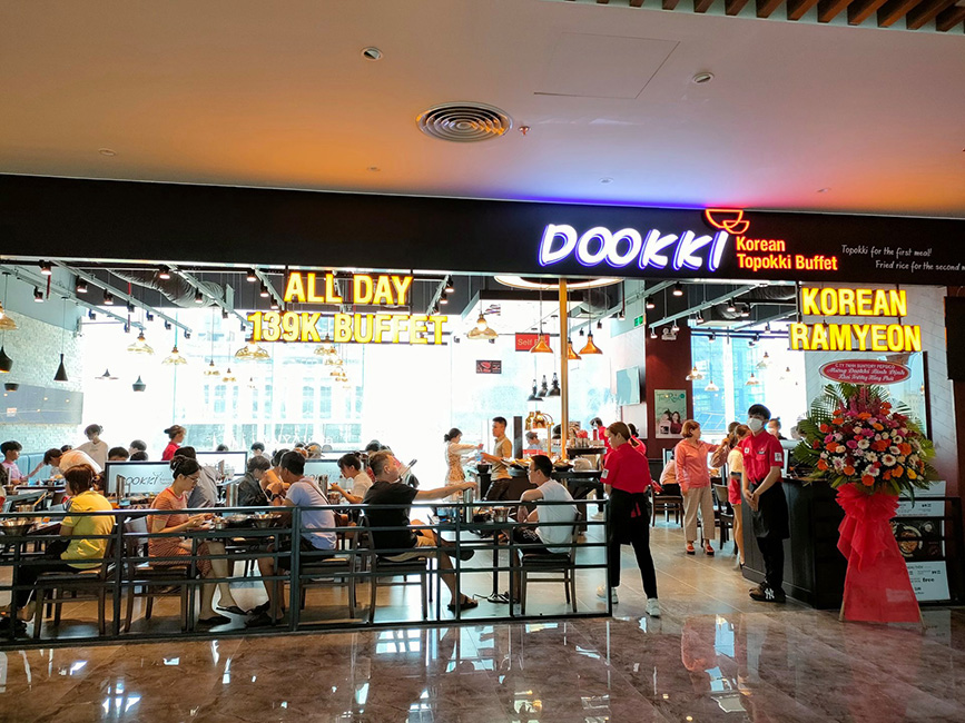 Không gian thoáng mát với line thức ăn đặt trong trung tâm cửa hàng Dookki