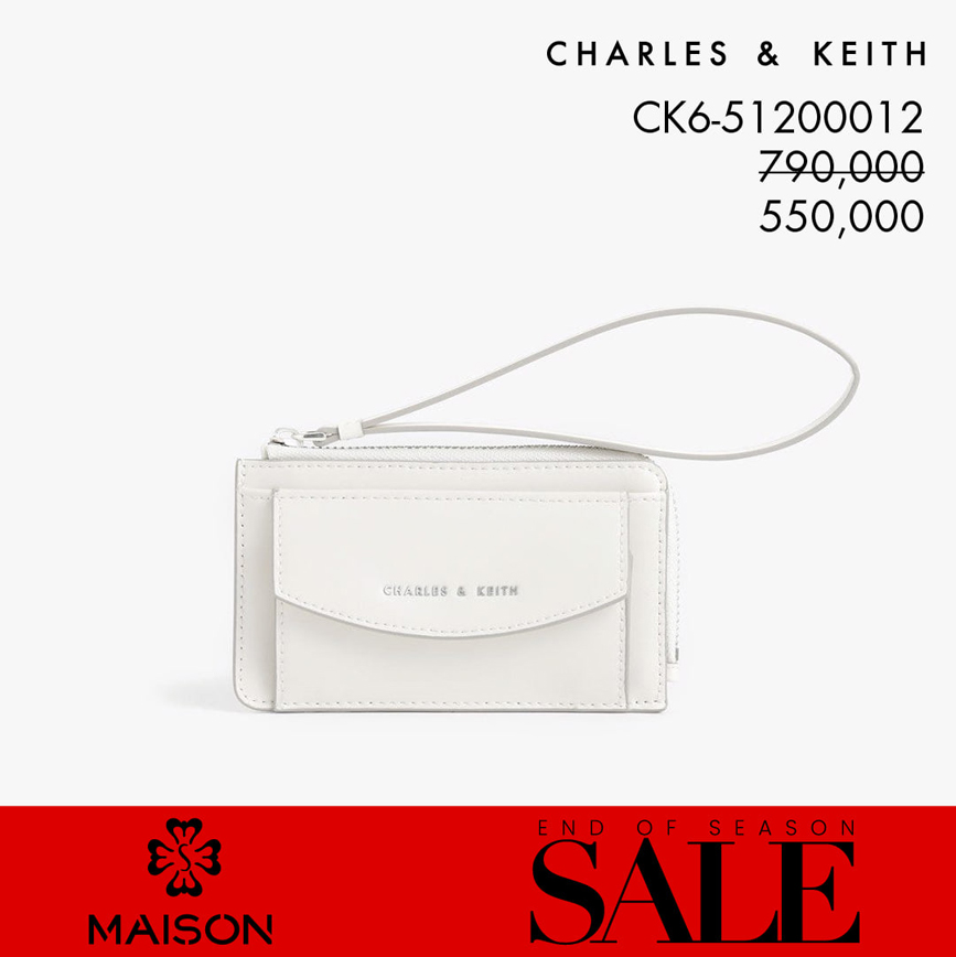 Túi xách trắng đơn giản thuộc danh sách khuyến mãi của Charles & Keith