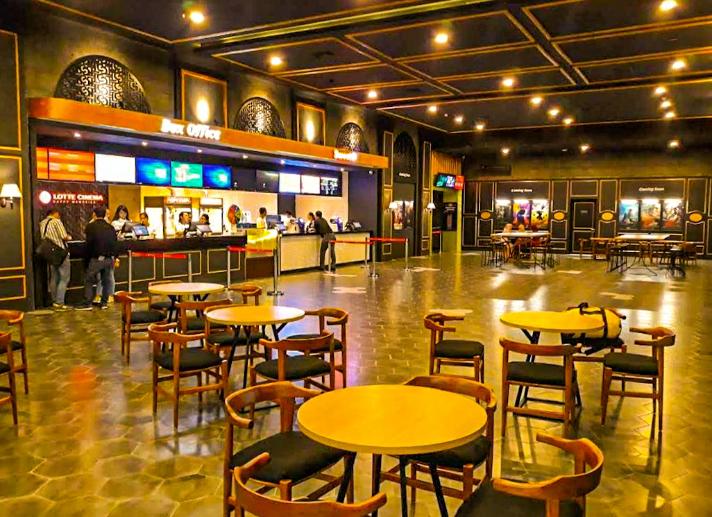 Khu vực giành riêng cho khách hàng ngồi hóng bên trên Rạp Lotte Cinema