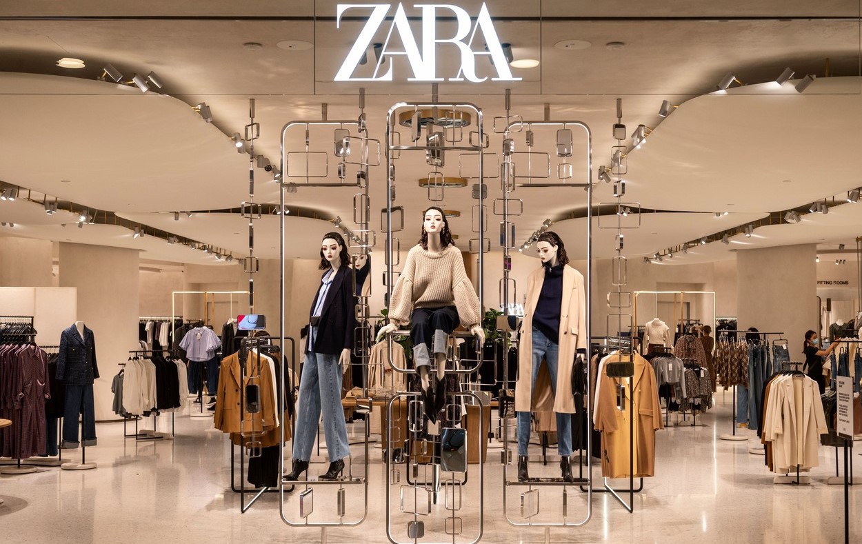 Cách trang trí đồ dùng buôn bán ở store Zara cũng siêu xịn xò