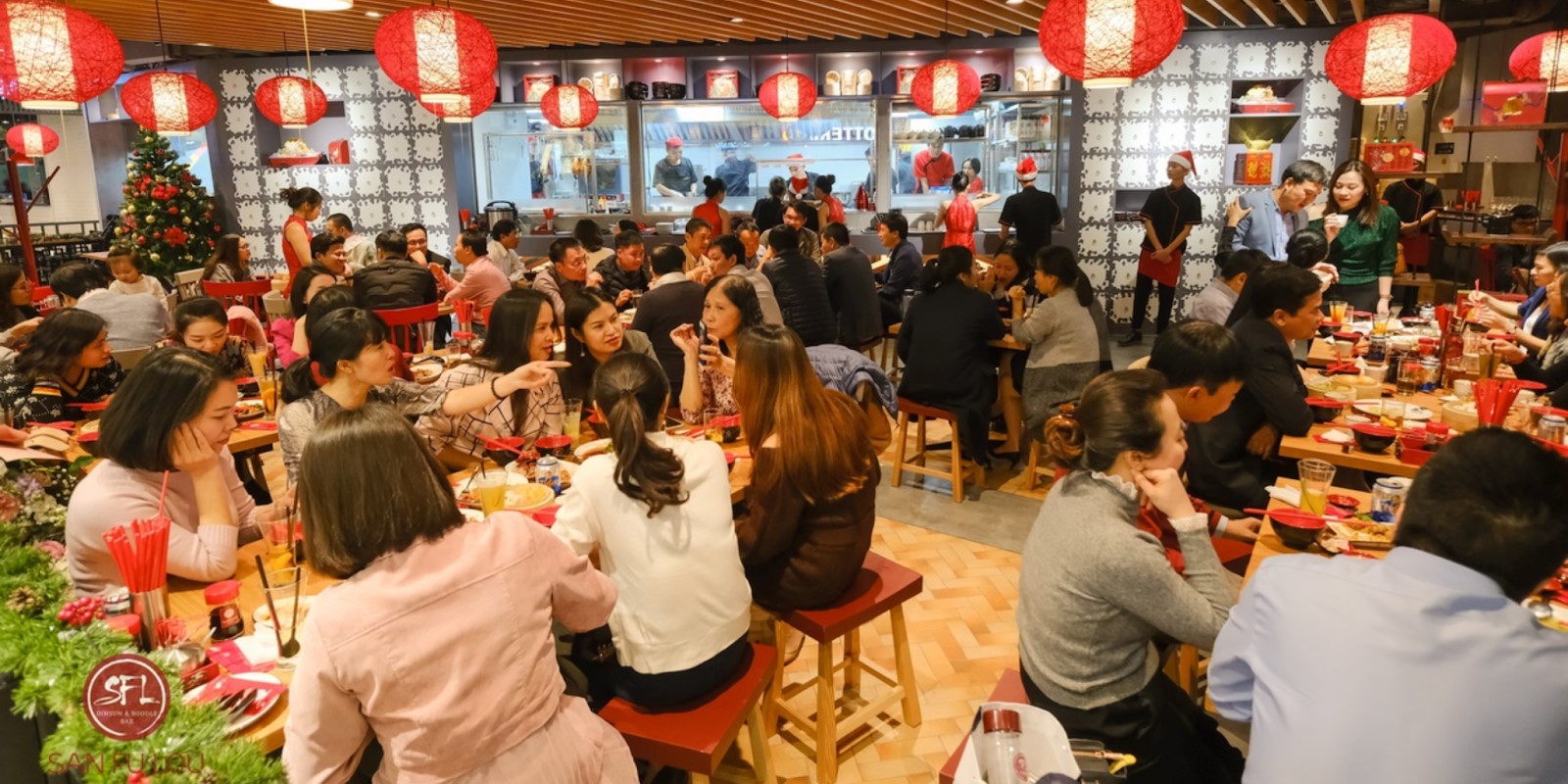 không gian nhà hàng San Fu Lou với rất nhiều thực khách