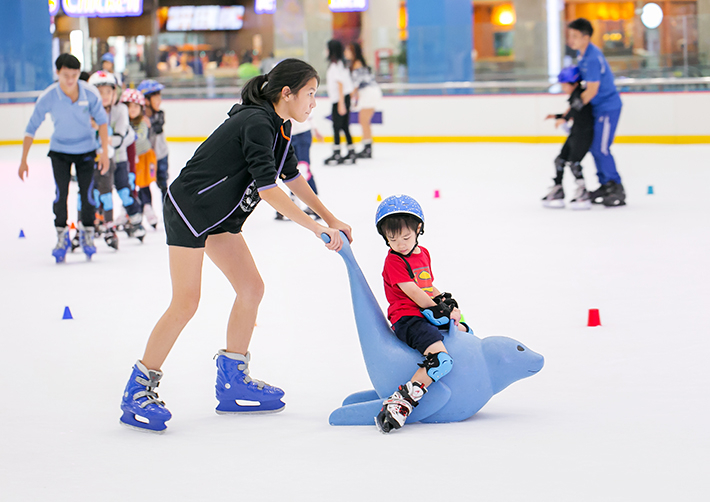 Sân trượt băng trong nhà mới lạ tại Vincom Mega Mall Thảo Điền