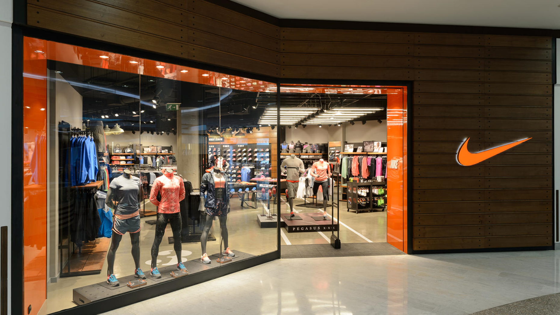 Hình ảnh cửa hàng Nike tại hệ thống TTTM Vincom 