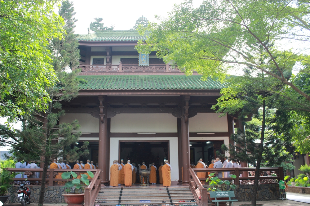 buổi lễ đang được cử hành tại chùa liên trì