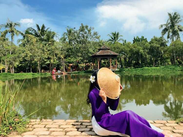 áo dài màu tím đặc trưng của phụ nữ xứ Huế