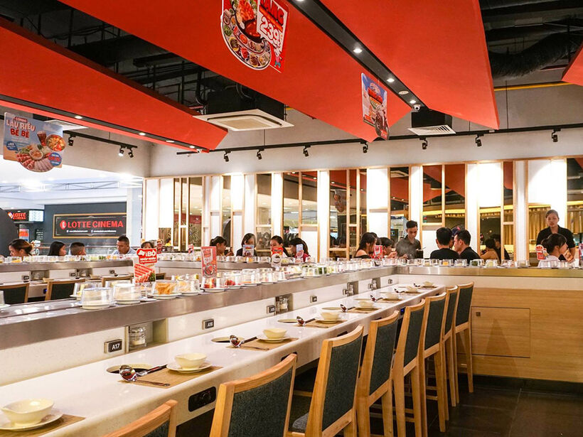 không gian thoáng đãng buffet băng truyền