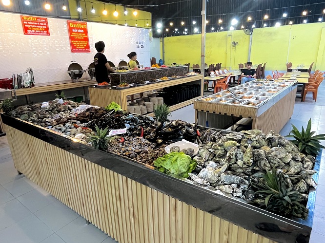 buffet biển đông phục vụ đầy ụ các loại hải sản