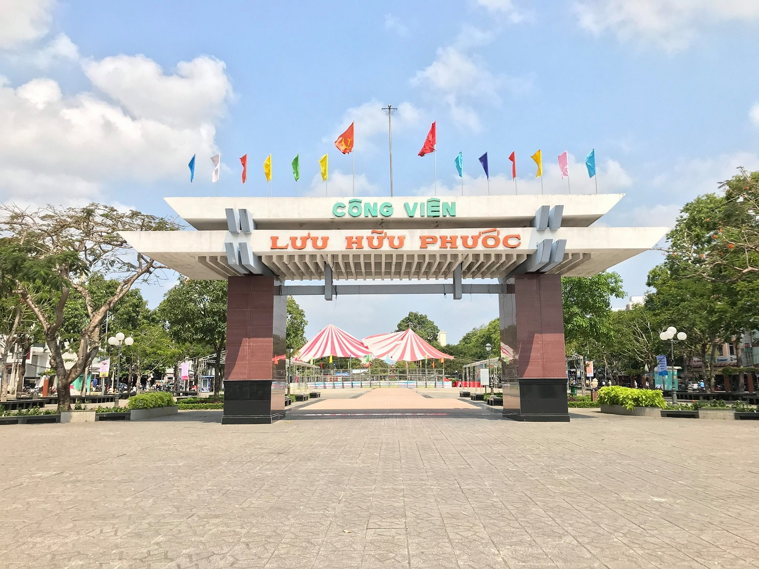 Cổng chào của công viên Lưu Hữu Phước