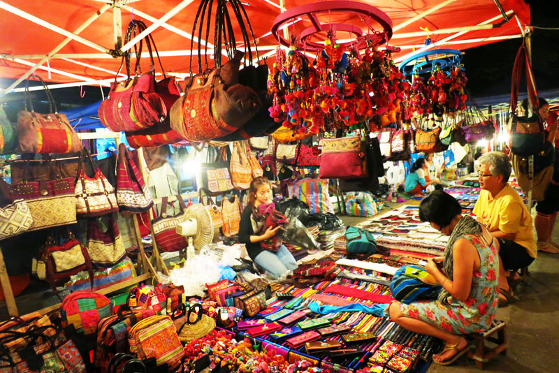 Gian hàng bán túi xách, đồ thổ cẩm tại Chợ đêm Tây Đô