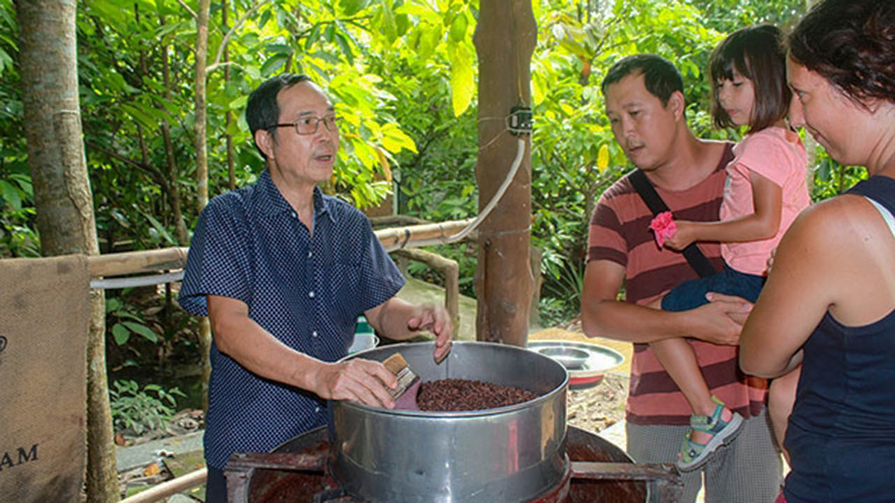 Ông chủ Mười Cương giới thiệu về cách làm Cacao