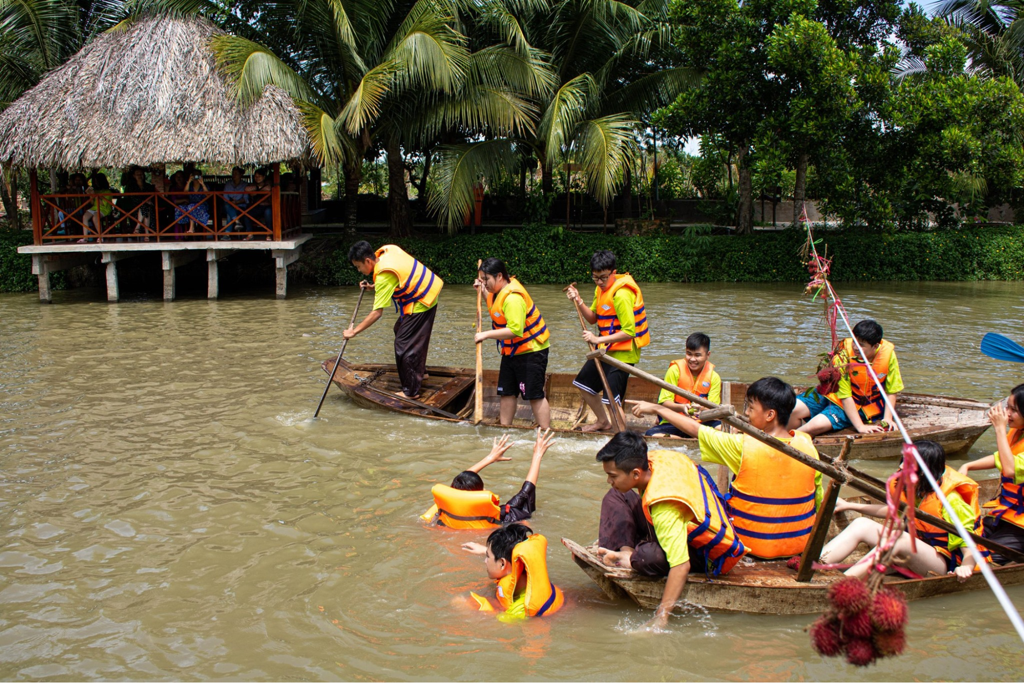 Du khách được trải nghiệm trò chơi đua thuyền tại vườn sinh thấu Xẻo Nhum