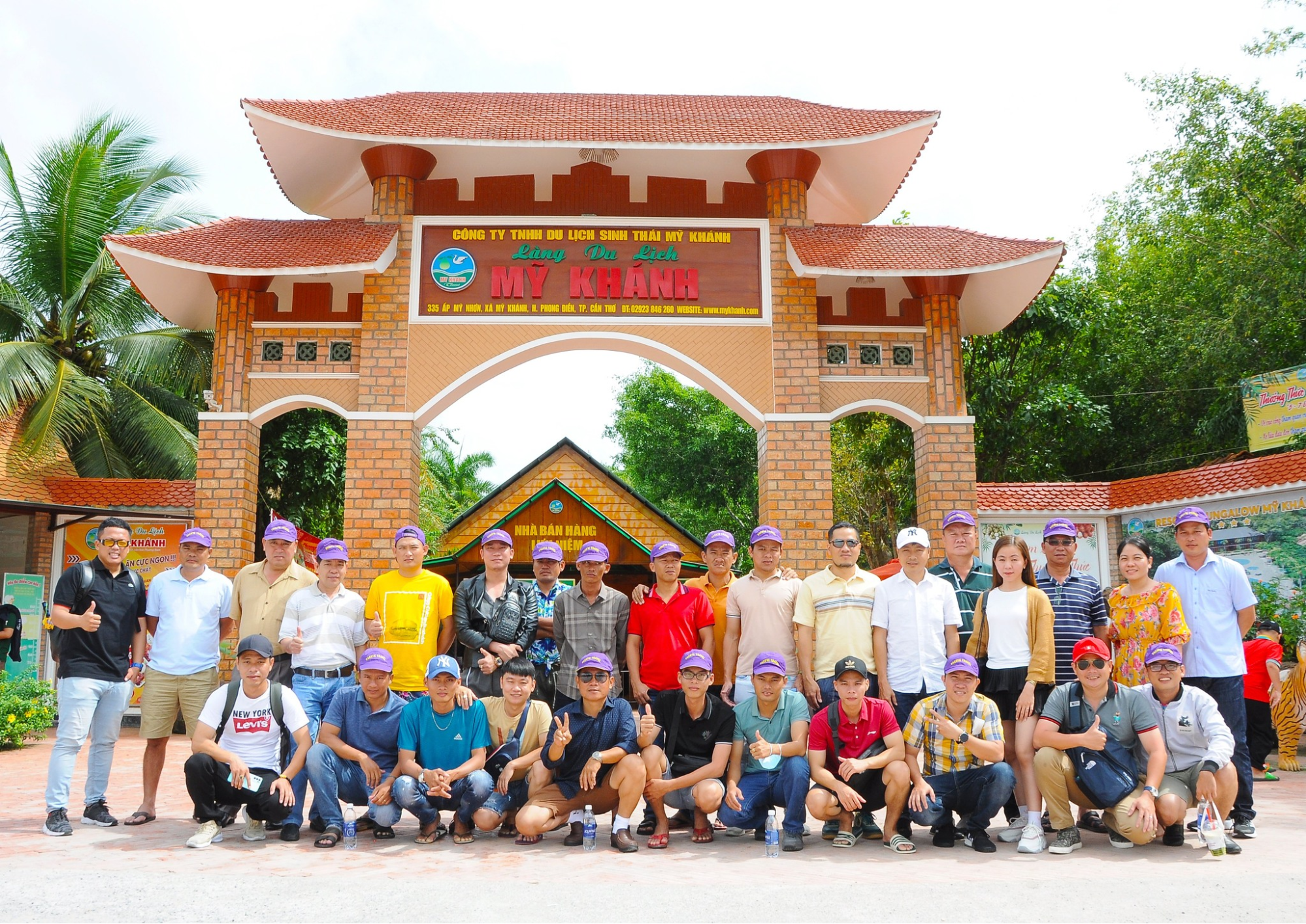 Đoàn du khách check in tại làng du lịch Mỹ Khánh