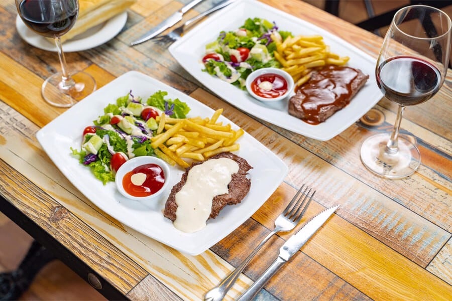 Steak tại Luna được ăn kèm với salad và khoai tây chiên