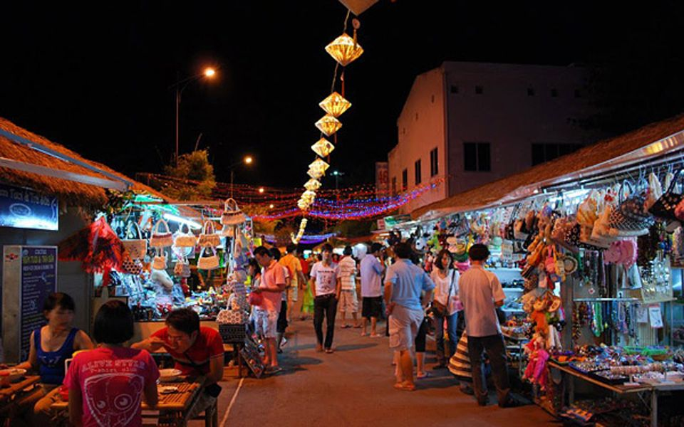 Chợ đêm Phú Cường thường bắt đầu từ 5 giờ chiều và kết thúc lúc 11h30 đêm