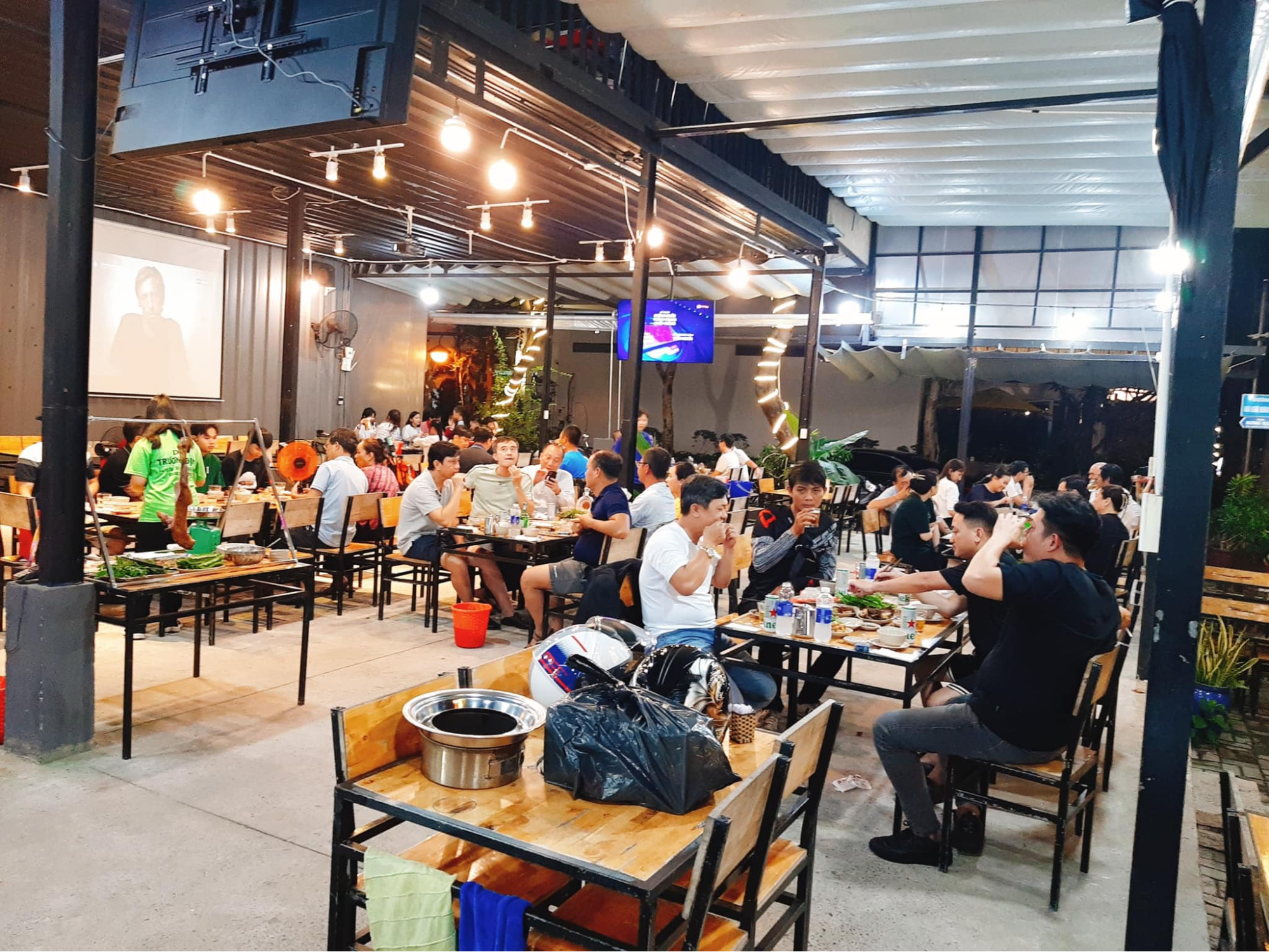 Không gian dùng bữa thoáng mát tại quán lẩu dê Trương Định