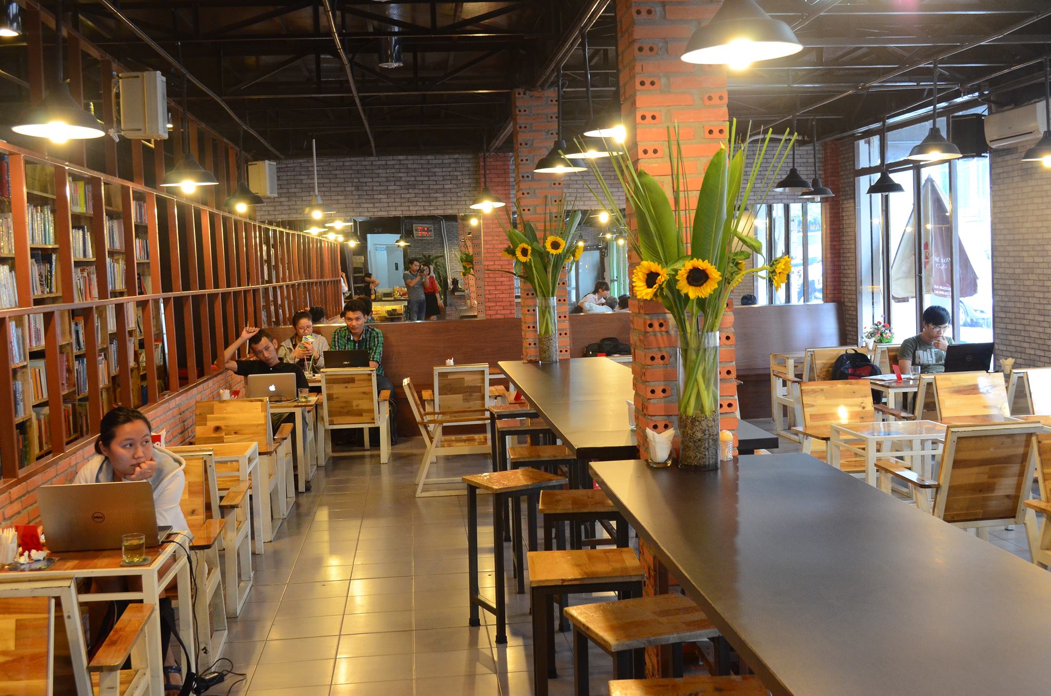 không gian của hub book coffee