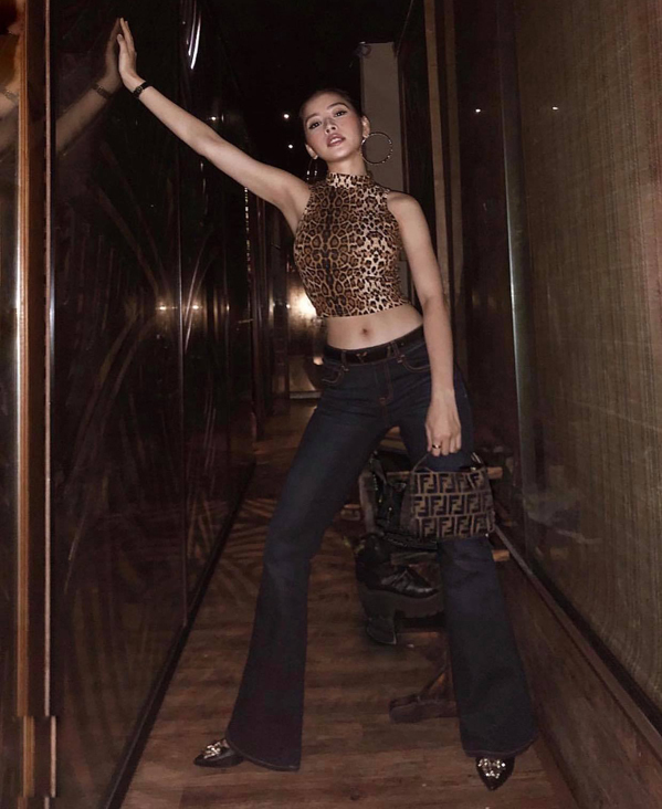 chi pu ưa thích diện quần ống loe và áo croptop