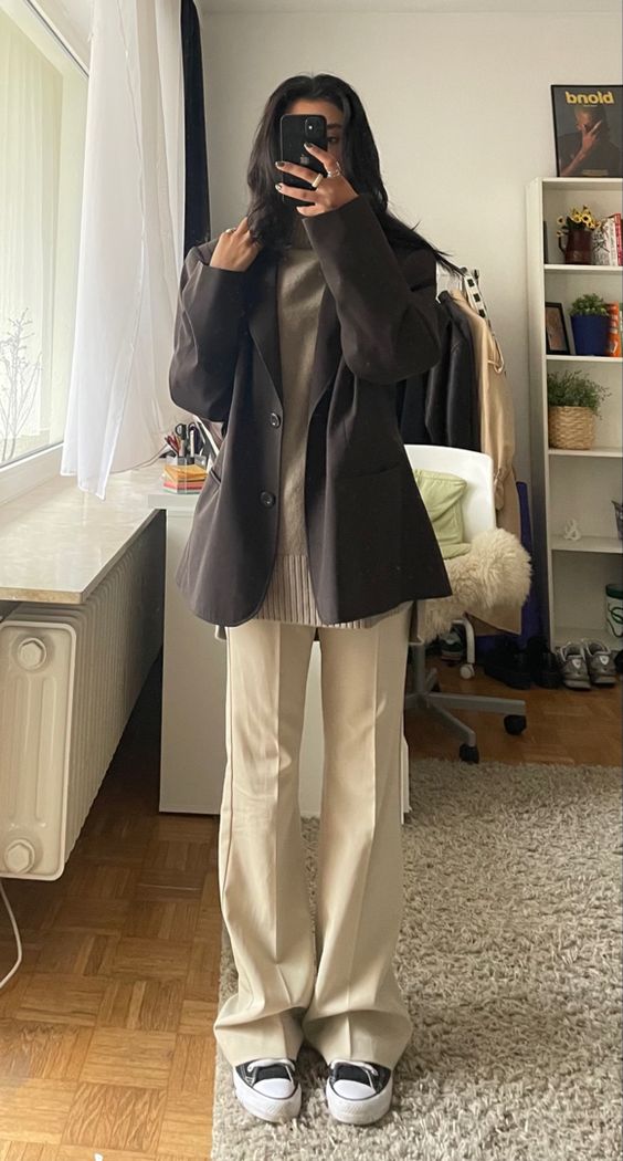 outfit ấm áp với áo len cổ lọ, quần ống loe và áo khoác dài