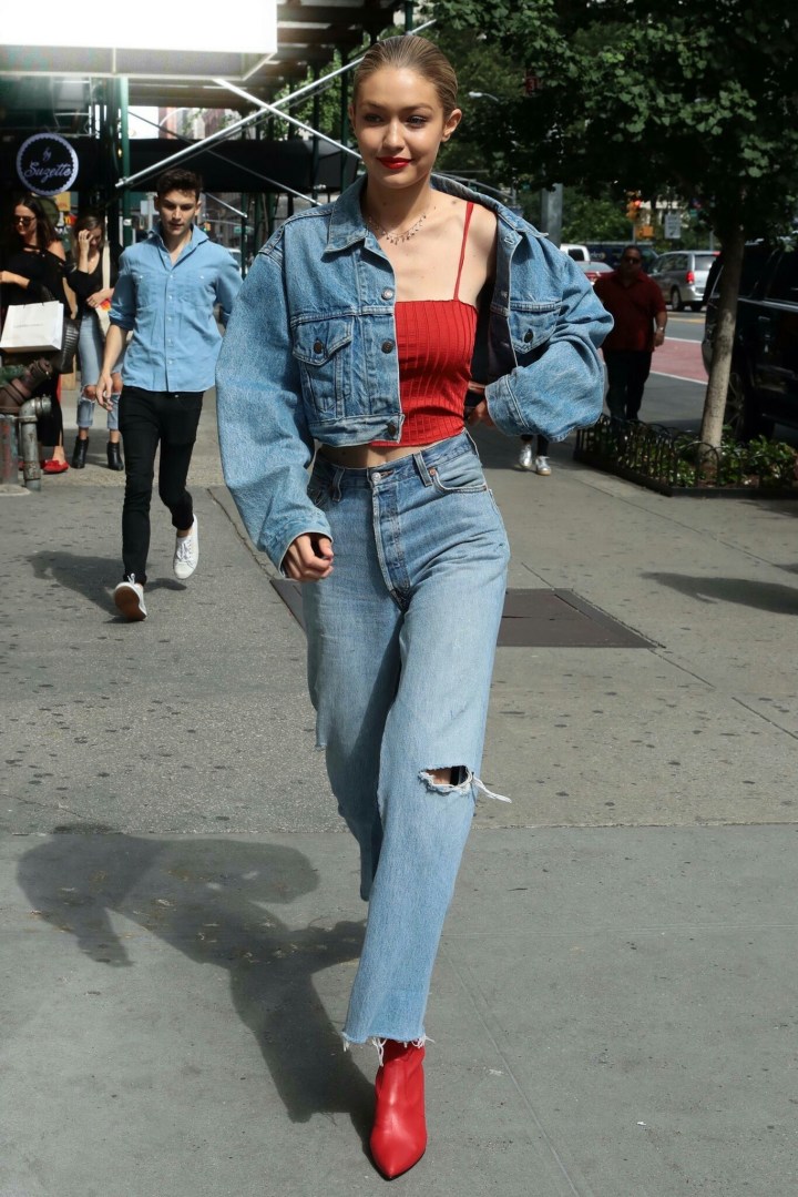 gigi hadid diện quần ống loe