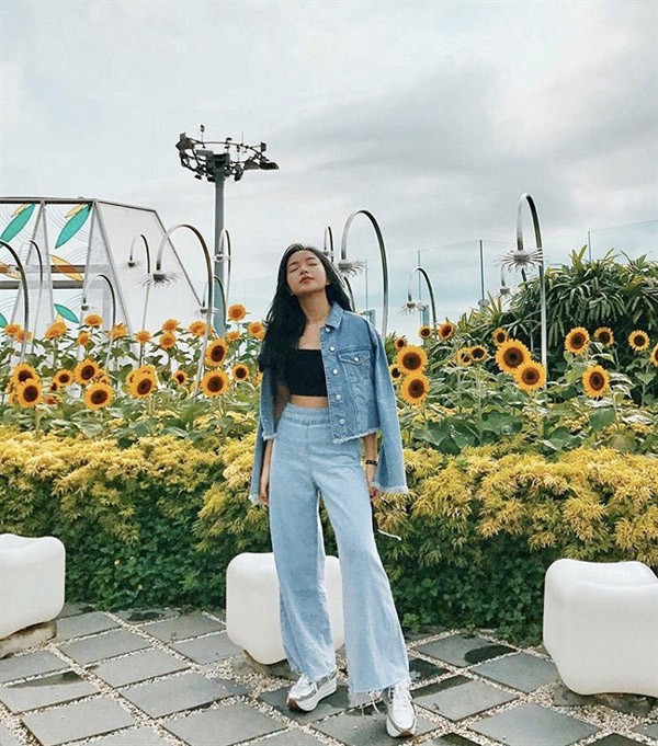thời thượng và phong cách khi phối áo hai dây, quần ống loe và áo khoác denim