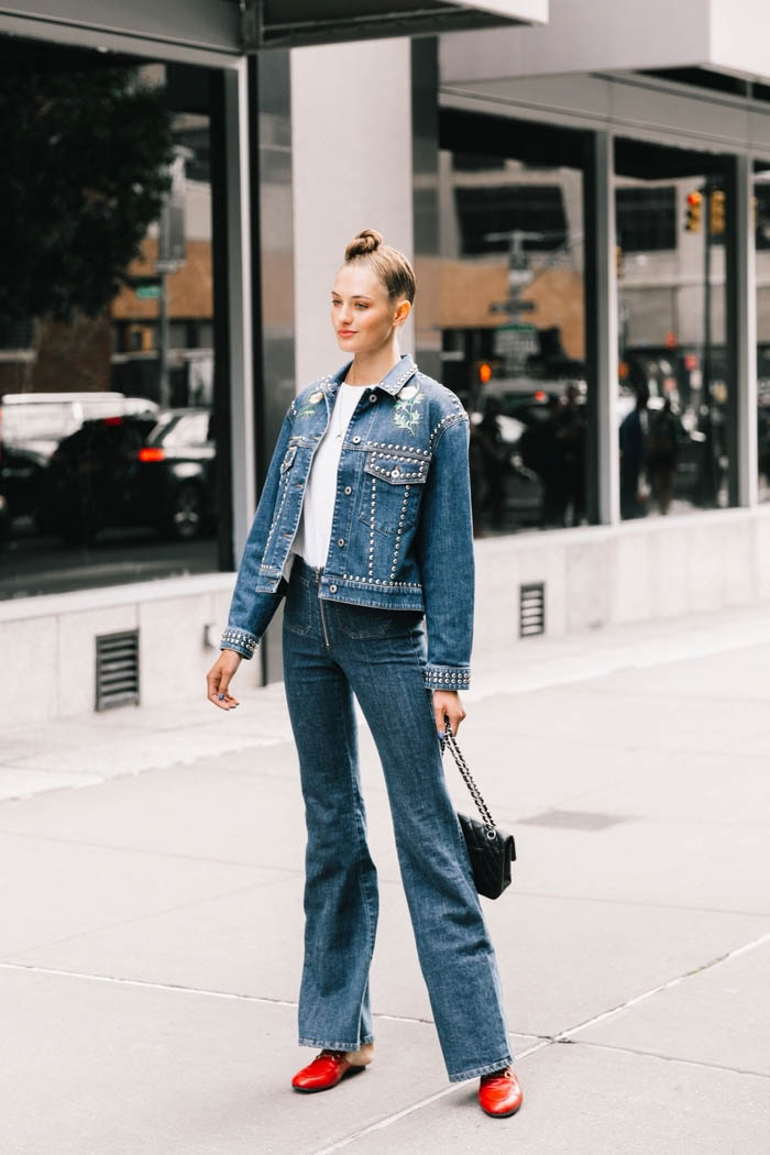 phối áo hai dây và áo khoác denim