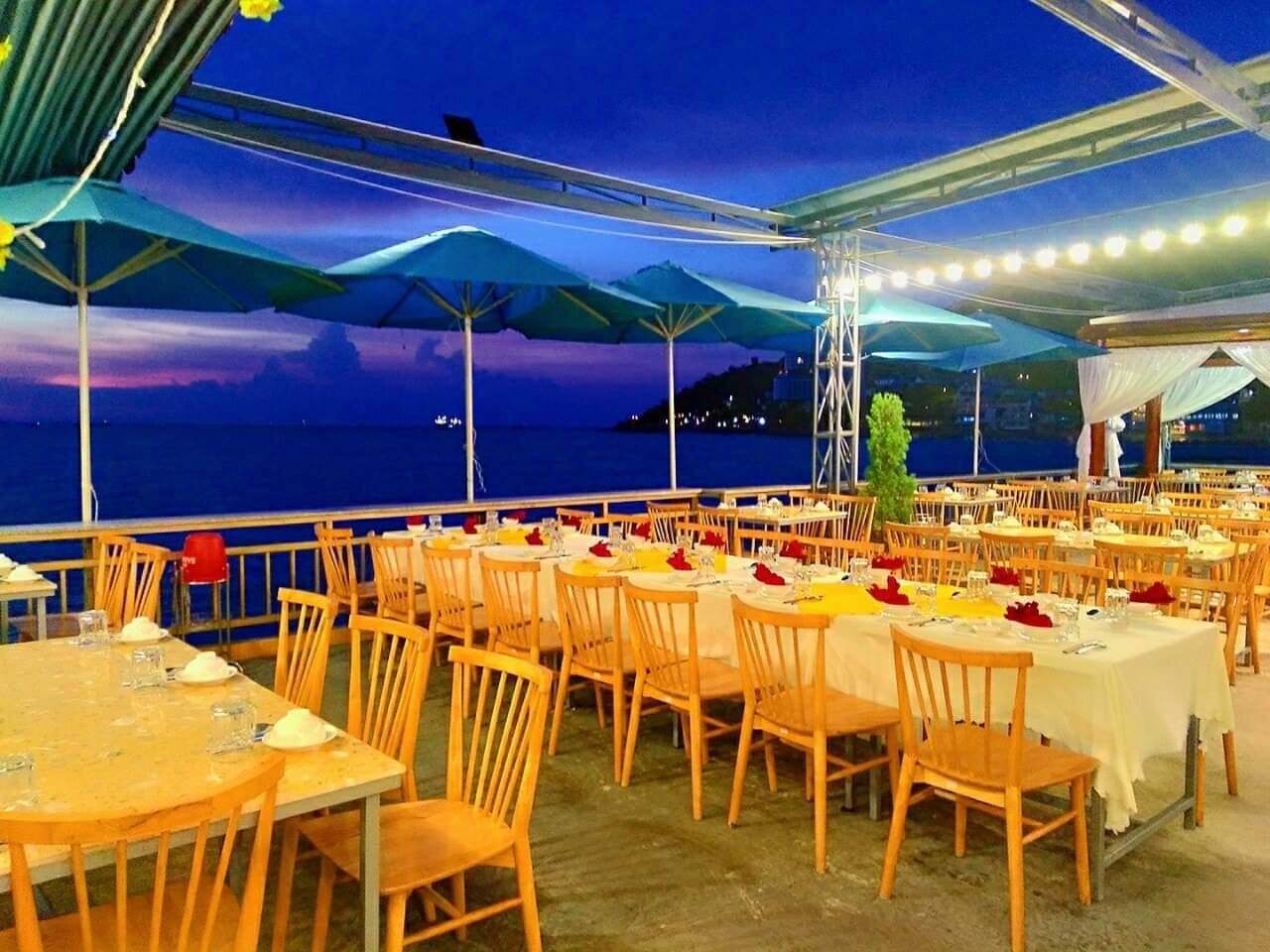 view siêu đẹp tại nhà hàng eo biển xanh