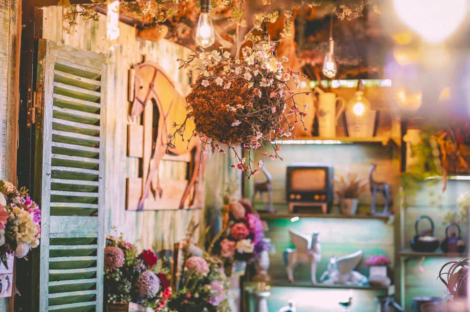 quán jungle coffee có trang trí nhiều loại hoa rất đẹp