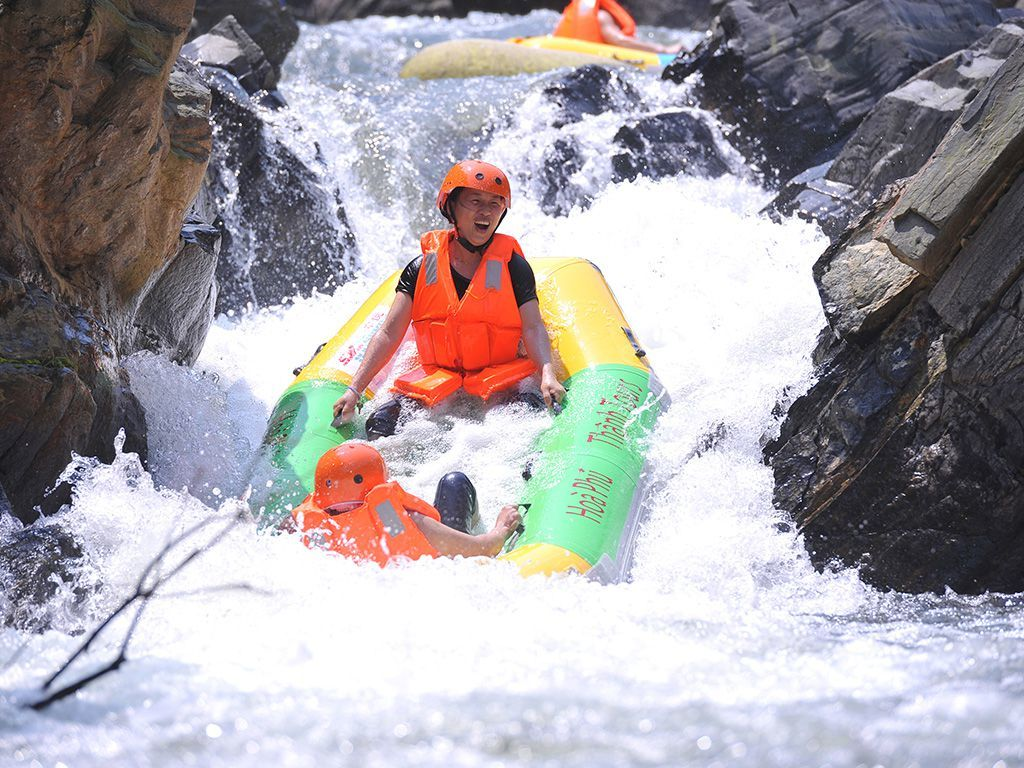 Khu du lịch trượt thác Hòa Phú Thành được nhiều bạn trẻ ưa chuộng