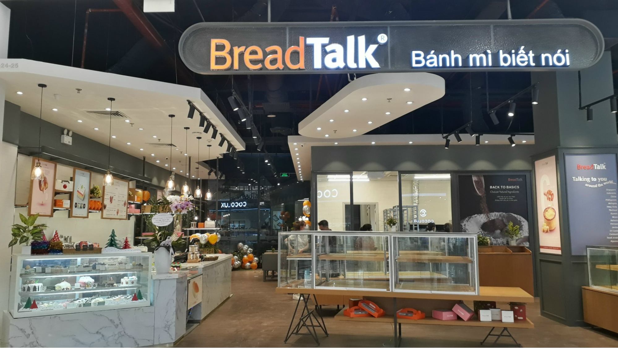 Breadtalk nằm trong trung tâm thương mại nên có không gian rộng rãi