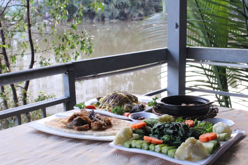 không gian dùng bữa tại nhà hàng bên sông Ngã Ba Sông