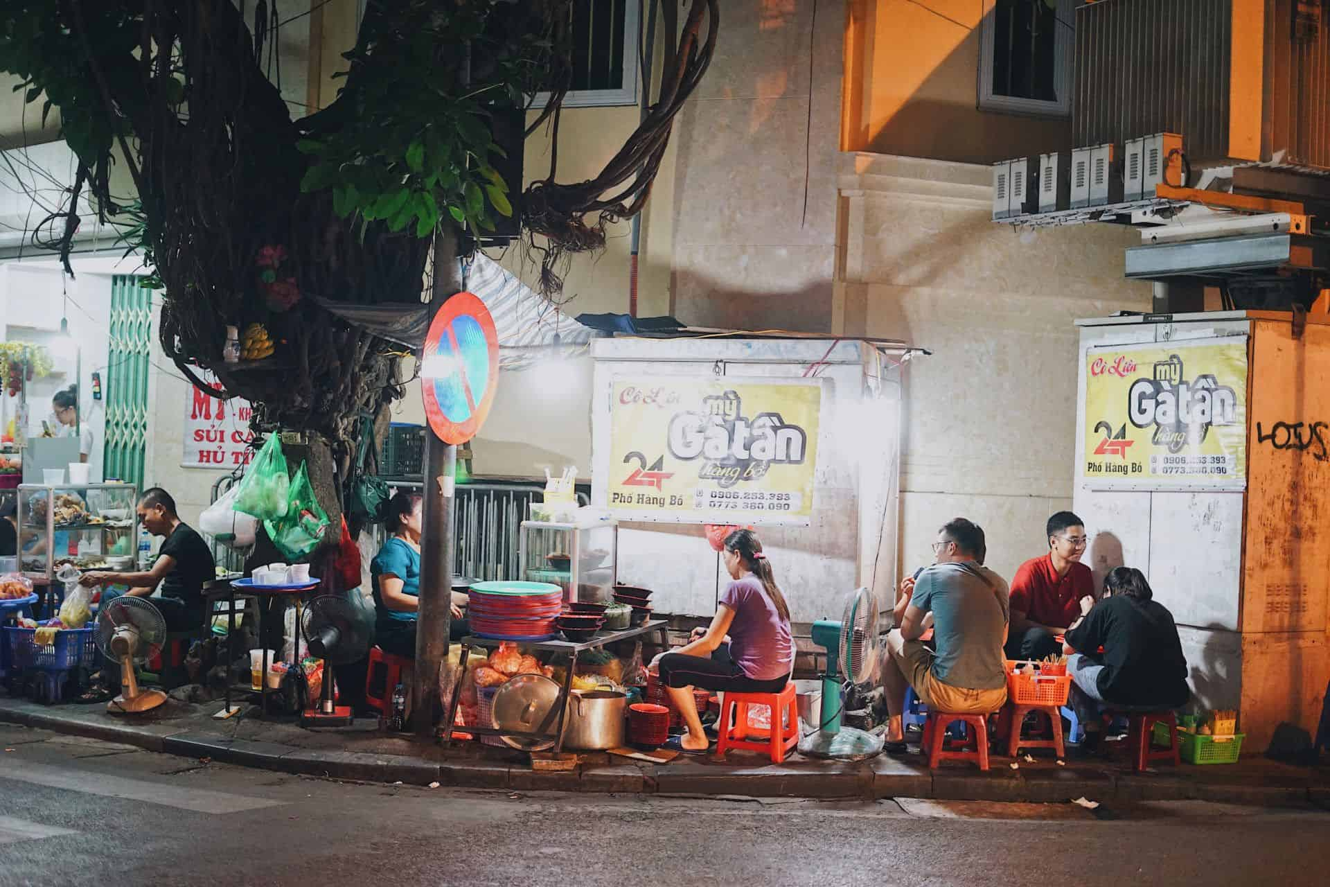 Mỳ gà tần Hàng Bồ thu hút thực khách đông nghịch mỗi đêm
