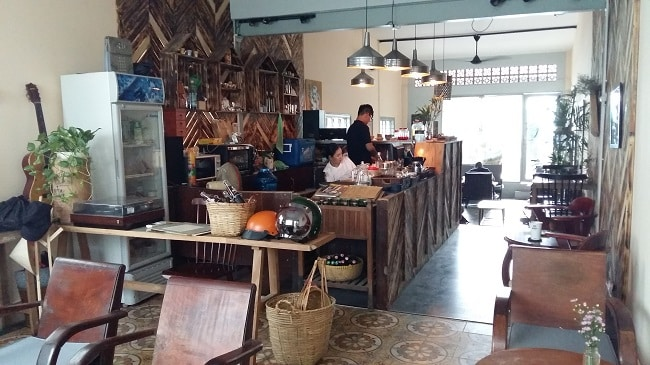 Tiệm cafe Saigon Retro mang phong cách Sài Gòn những năm 1965