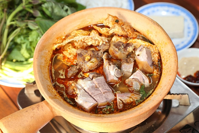 Món lẩu dê được nấu trong niêu đất tại Lâm Ký