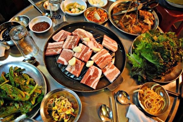 bữa ăn thịnh soạn tại nhà hàng Kpop BBQ