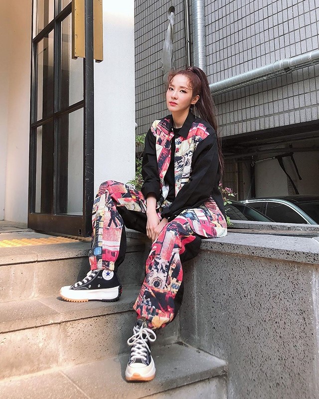 sandara park mang giày converse cổ cao