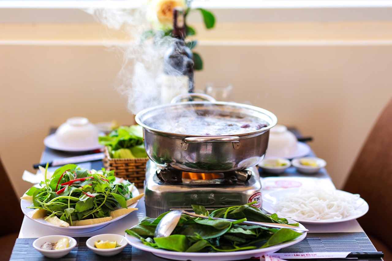 đồ ăn thơm ngon tại buffet rau lẩu gà lá é