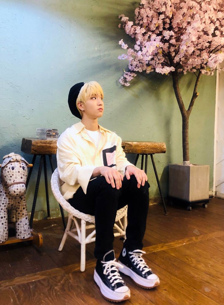 sao nam Kpop mang giày Converse