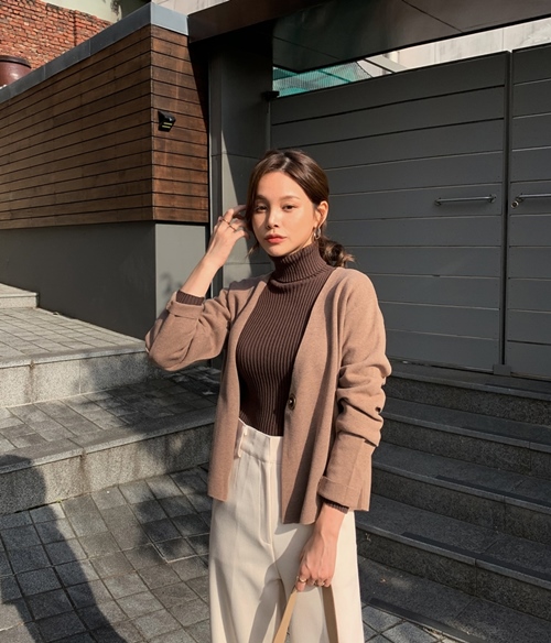 phối áo khoác len cardigan mỏng với áo len cổ lọ và chân váy