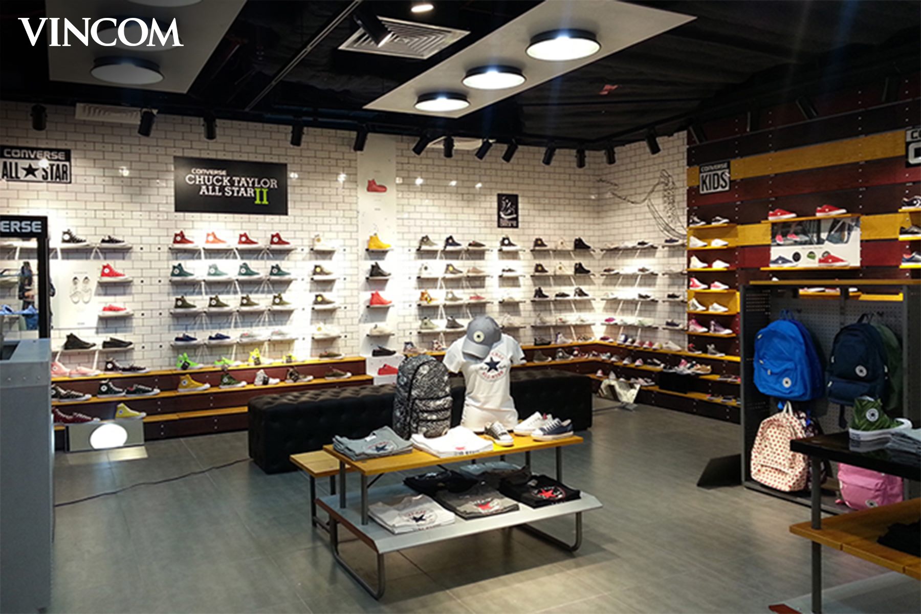 không gian của cửa hàng giày Converse tại TTTM Vincom