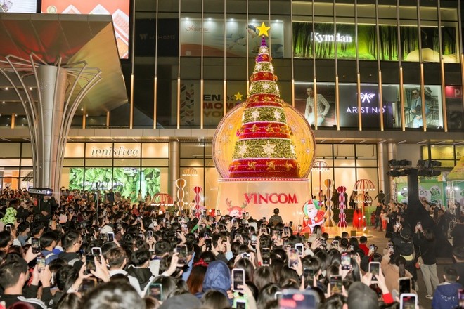 Khoảnh khắc thắp sáng cây thông chong chóng khổng lồ tại Vincom Mega Mall Ocean Park thu hút hàng chục ngàn khách hàng